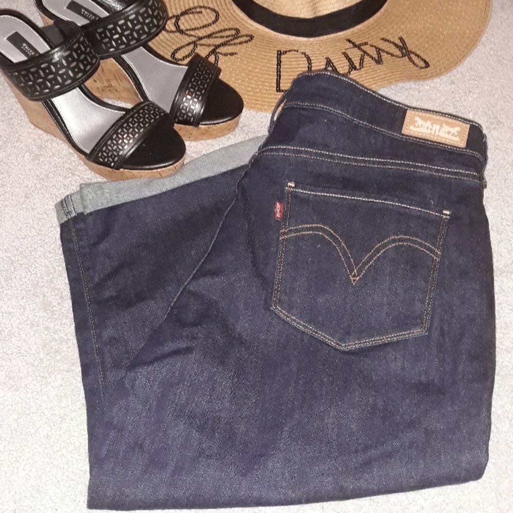 LEVI'S DENIM JEAN CAPRI SIZE 12